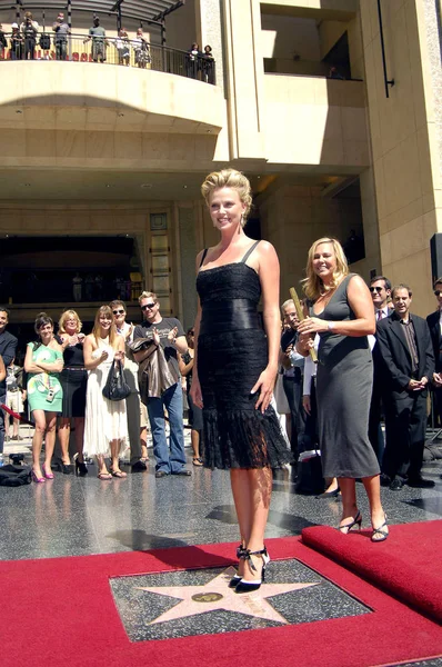 Charlize Theron Tijdens Inductie Ceremonie Voor Star Hollywood Walk Fame — Stockfoto