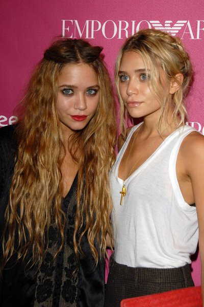 Mary-Kate Olsen, Ashley Olsen at arrivals for The 7th Annual Free Arts NYC Art + Photography Benefit Auction, Phillips de Pury Company Gallery, New York, NY, May 23, 2006. Photo by: George Taylor/Everett Collection