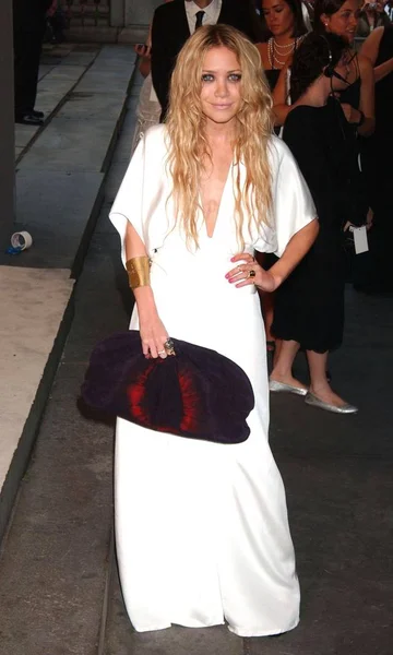 Mary Kate Olsen Indossando Abito Della Propria Etichetta Elizabeth James — Foto Stock