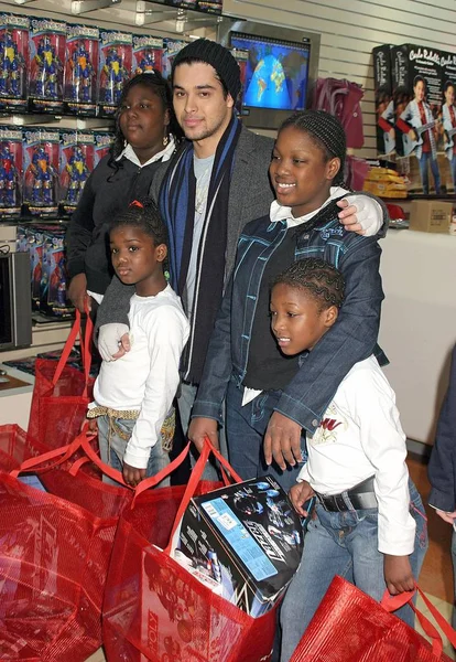 Fao schwarz cheap family foundation