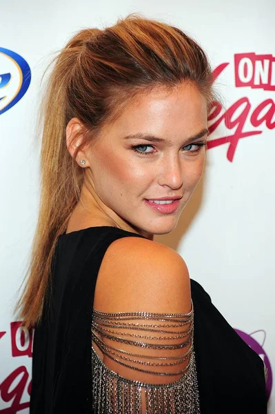 Bar Refaeli Attendance Sports Illustrated 2010 Swimsuit Issue Launch Party — Stock Photo, Image