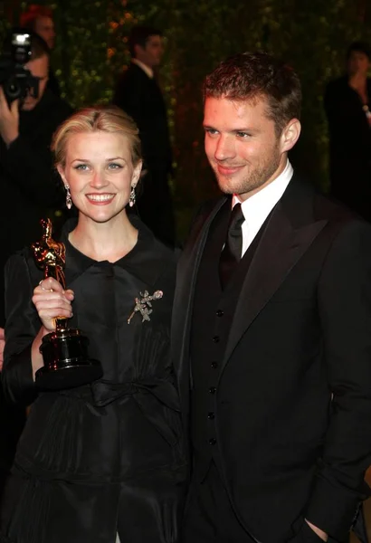 Reese Witherspoon Ryan Phillipe Chegadas Para Vanity Fair Oscar Party — Fotografia de Stock