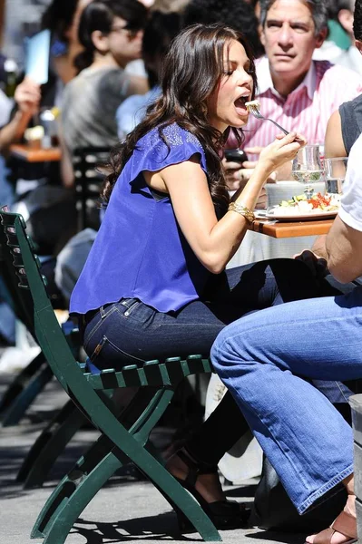 Sofia Vergara Eats Lunch Bar Pitti Out Celebrity Candids Friday — стоковое фото