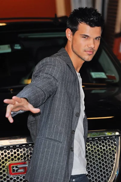 Taylor Lautner Leaves Live Regis Kelly Taping Abc Lincoln Center — стоковое фото