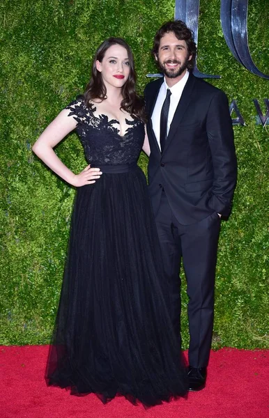 Kat Dennings Josh Groban Arrivals 69Th Annual Tony Awards 2015 — Foto de Stock