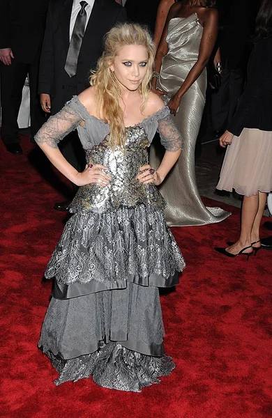 Mary Kate Olsen Ubrana Christian Lacroix Sukienka Couture Przy Przyjazdów — Zdjęcie stockowe