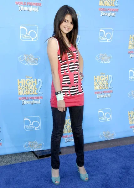 Selena Gomez Przy Przylotach High School Musical Premiere Downtown Disneyland — Zdjęcie stockowe
