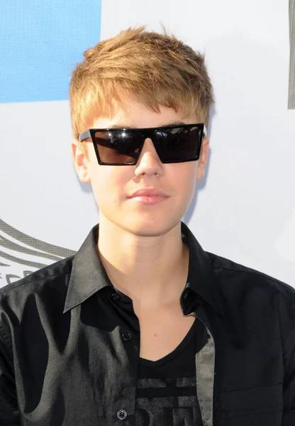 Justin Bieber Vid Ankomster För 2011 Vh1 Göra Något Utmärkelser — Stockfoto