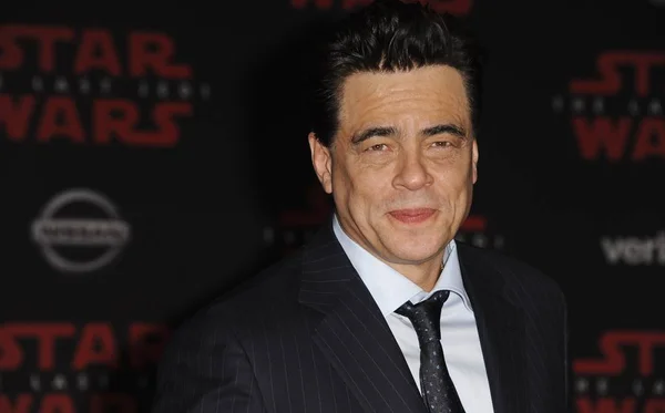 Benicio Del Toro Při Příjezdu Hvězdných Válek Poslední Premiéra Jedi Royalty Free Stock Obrázky