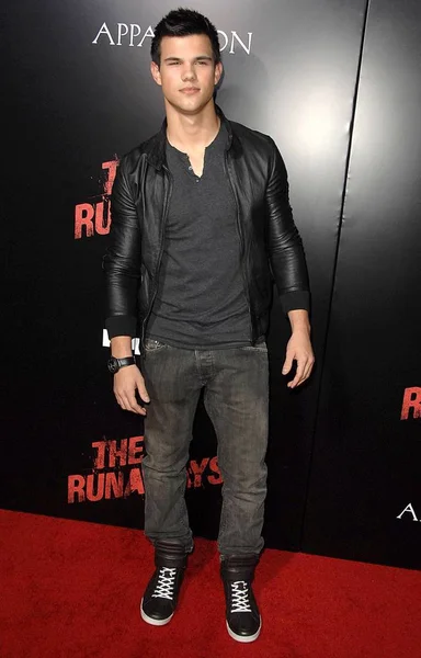 Taylor Lautner Chegadas Para Runaways Premiere Arclight Hollywood Cinerama Dome Imagens De Bancos De Imagens Sem Royalties