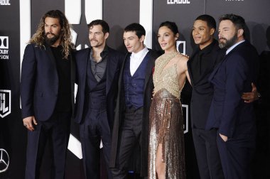 Jason Momoa, Henry Cavill, Ezra Miller, Gal Gadot, Ray Fisher, Ben Affleck Adalet Ligi prömiyeri için gelen, Hollywood ve Highland Center 'da Dolby Theatre, Los Angeles, CA Kasım 13, 2017. Fotoğraf: Michael Germana/Everett Collection