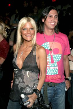 Lizzy Grubman, Jonathan Cheban içinde Heatherette 2006 Ilkbahar/Yaz moda gösterisi, Bryant Park, New York, NY, Eylül 16, 2005. Fotoğraf: Rob Rich/Everett Collection