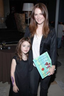 Julianne Moore, Liv Freundlich Reader's Digest's Make it Matter Day Okuryazarlık ve Eğitim, New York Halk Kütüphanesi, New York, Ny Ekim 4, 2009 destek için katılım. Fotoğraf: Jay Brady / Everett Koleksiyonu