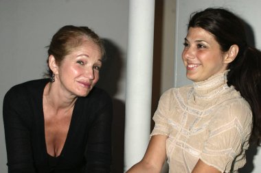 Ellen Barkin ve Marisa Tomei Diane Von Furstenberg gösterisinde, Ny, Eylül 12, 2004. (Rob Rich/Everett Collection tarafından fotoğraf)