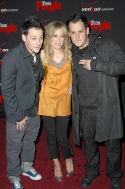 Joel Madden, Hilary Duff, Benji Madden gelen gelen genç Insanlar dördüncü yıllık sanatçı yıl partisi, element Nightclub, Los Angeles, CA, Kasım 22, 2005. Fotoğraf: Michael Germana/Everett Collection