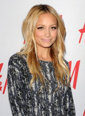Nicole Richie H&M Exclusive Celebrity Shopping Event, West Hollywood Sunset Bulvarı'nda H&M Store için gelenler, Los Angeles, Ca, Kasım 11, 2008. Fotoğraf: Dee Cercone / Everett Koleksiyonu