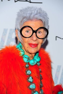 Iris Premiere için gelenler iris Apfel, Paris Tiyatrosu, New York, Ny Nisan 22, 2015. Fotoğraf: Gregorio T. Binuya