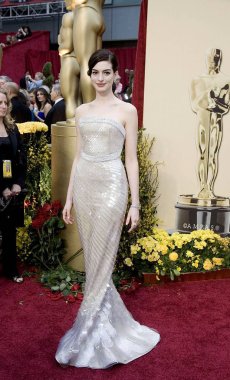 Anne Hathaway (Armani Prive elbisesi giyiyor) 81. yıllık Akademi Ödülleri için gelenler-gelenler, Kodak Tiyatrosu, Los Angeles, CA 2/22/2009. Fotoğraf: Emilio Flores/Everett Collection