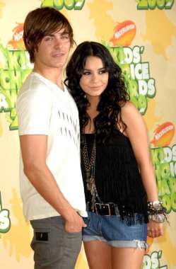 Zac Efron, Vanessa Hudgens Nickelodeon 's 22 yıllık çocuk Seçimi Ödülleri için gelenler-gelenler, Pauley Pavilion, Los Angeles, CA Mart 28, 2009. Fotoğraf: Dee Cercone/Everett Collection