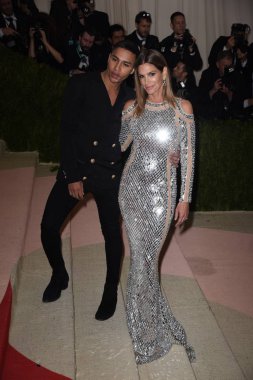 Olivier Rousteing, Cindy Crawford, Balmain Manus x Machina için gelenler: Moda Teknoloji Çağında Açılış Gecesi Kostüm Enstitüsü Yıllık Gala - Bölüm 3, Metropolitan Museum of Art, New York, Ny Mayıs 2, 2016. Fotoğraf: Derek Storm/Everett C