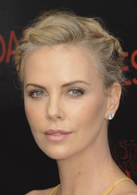 Charlize Theron Dark Places Premiere için gelenler, Harmony Gold Theater, Los Angeles, Ca Temmuz 21, 2015. Fotoğraf: Elizabeth Goodenough / Everett Koleksiyonu