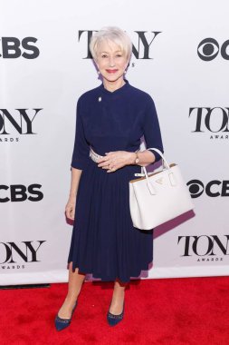Helen Mirren (Prada çanta taşıyan) 2015 için gelenler Tony Ödülleri Meet Nominees basın Junket, The Diamond Horseshoe Paramount otel, New York, NY Nisan 29, 2015. Fotoğraf: Jason Smith/Everett Collection