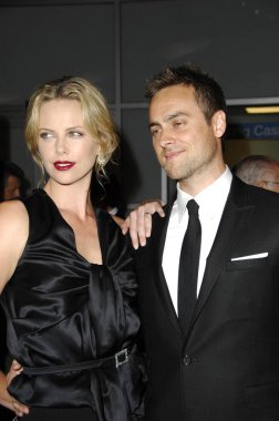 Charlize Theron, Stuart Townsend Elah Vadisi 'Nde Premiere için gelenler, Arclight Hollywood Sineması, Los Angeles, CA, 13 Eylül 2007. Fotoğraf: Michael Germana/Everett Collection