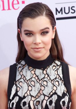 , Billboard Müzik Ödülleri 2017 için gelen Hailee Steinfeld-gelenler 2, T-Mobile Arena, Las Vegas, NV Mayıs 21, 2017. Fotoğraf: ja/Everett Collection