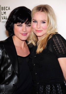 Selma Blair, Kristen Bell Chanel beşinci yıllık Tribeca Film Festivali akşam yemeği için gelen, Odeon, New York, NY Nisan 28, 2010. Fotoğraf: Gregorio T. Binuya/Everett Collection