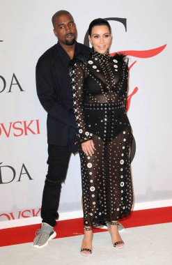 Kanye West, Kim Kardashian West 2015 Cfda Moda Ödülleri için gelen - Bölüm 2, Alice Tully Hall Lincoln Center, New York, Ny Haziran 1, 2015. Fotoğraf: Kristin Callahan / Everett Koleksiyonu