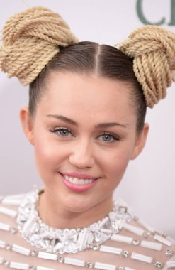 Netflix'te A Very Murray Noel Prömiyeri için gelen Miley Cyrus, The Paris Theatre, New York, Ny Aralık 2, 2015. Fotoğraf: Kristin Callahan / Everett Koleksiyonu