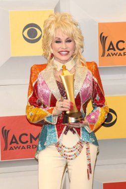 Dolly Parton basın odası için 51st Academy of Country müzik (ACM) Ödülleri-basın odası, MGM Grand Garden Arena, Las, NV Nisan 3, 2016. Fotoğraf: James Atoa/Everett Collection
