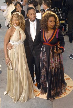 Mary J. Blige, Kendu Isaacs, Oprah Winfrey (Gucci giyiyor) 2007 Vanity Fair Oscar Partisi, Mortons Restaurant, Los Angeles, Ca, Şubat 25, 2007 için gelenler. Fotoğraf: Tony Gonzalez / Everett Koleksiyonu
