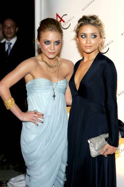 Mary-Kate Olsen Dior giyen, Ashley Olsen 10 Yıllık Aksesuarlar Konseyi Ace Ödülleri, Cipriani Restaurant 42nd Street, New York, Ny, Kasım 08, 2005 için gelenler Calvin Klein giyiyor. Fotoğraf: Gregorio Binuya /Everett Collection