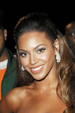 Dreamgirls Los Angeles Premiere, Wilshire Tiyatrosu, Los Angeles, Ca, 11 Aralık 2006 için gelenler de Beyonce Knowles. Fotoğraf: Michael Germana / Everett Koleksiyonu