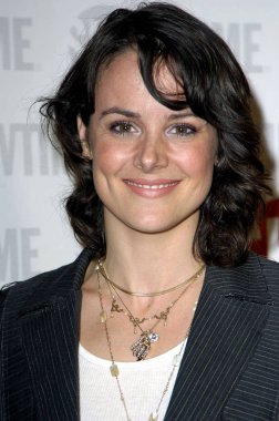 Darcy Halsey Sleeper Cell Showtime serisi Premiere, Crest Theatre, Los Angeles, CA, Pazartesi, Kasım 14, 2005 için gelenler. Fotoğraf: Michael Germana/Everett Collection