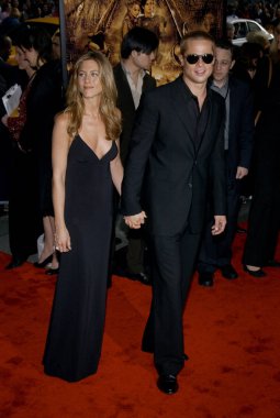 Jennifer Aniston ve Brad Pitt Ziegfeld Tiyatrosu'nda Troy ABD Prömiyeri katılmak 10 Mayıs 2004 New York'ta (fotoğraf David Blackman / Everett Koleksiyonu)