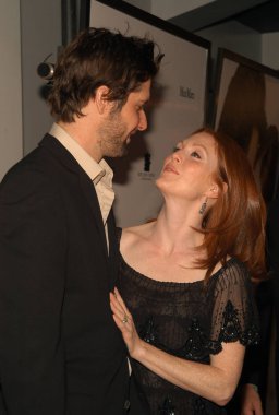 Aktris Julianne Moore ve kocası Bart Freundlich Loews Astor Plaza Nisan 22, 2004 New York City 'de Attraction yeni hat sinema yasaları 'nın dünya prömiyeri taraması katılmak.