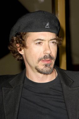 Robert Downey Jr aile Guy ' 's Stewie Griffin için gelenler: Untold hikayesi DVD parti, Mann ' 's Ulusal Tiyatrosu, Los Angeles, CA, Eylül 27, 2005. Fotoğraf: Michael Germana/Everett Collection