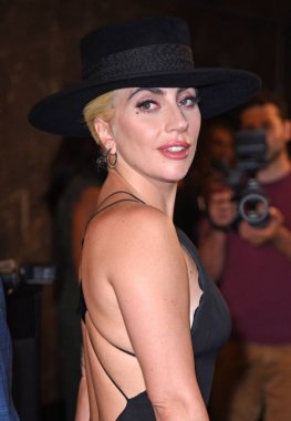 Lady Gaga (Eric Javitz şapka giyiyor) dışarı ve hakkında Tony Bennett ve Lady Gaga ışık Empire State Building onuruna 90 yıl Bennetts müzikal Legacy, Empire State Building, New York, NY Ağustos 3, 2016. Fotoğraf: Derek Storm/Everett Co 