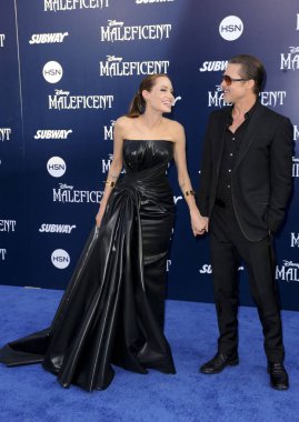 Angelina Jolie (Atelier Versace gece elbisesi giyiyor), Maleficent Premiere için gelen Brad Pitt, El Capitan Tiyatrosu, Los Angeles, Ca Mayıs 28, 2014. Fotoğraf: Elizabeth Goodenough / Everett Koleksiyonu