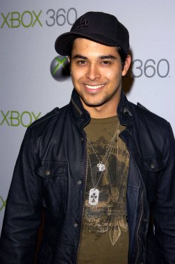 Wilmer Valderrama, Microsoft yeni nesil konsol Xbox 360 lansmanı partisi, özel ikamet, Beverly Hills, CA, 16 Kasım 2005 için gelenler. Fotoğraf: David Longendyke/Everett Collection
