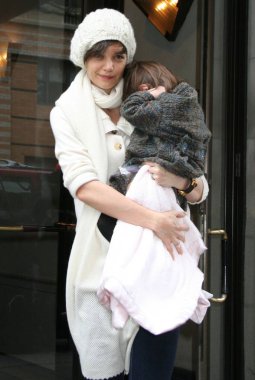 Katie Holmes, kızı Suri Cruise dışarı ve hakkında Katie Holmes için tüm benim Sons final Performance, onu Manhattan ev bırakarak, New York, NY, 11 Ocak 2009. Fotoğraf: Augie Rose/Everett Collection