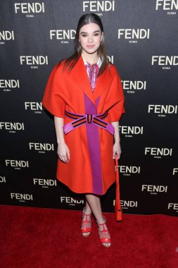 Hailee Steinfeld (Fendi giyen) Fendi Flagship butik açılış ve kokteyl partisi için gelenler, 598 Madison Avenue, New York, NY 13 Şubat 2015. Fotoğraf: Andres Otero/Everett Collection