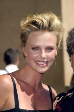 Charlize Theron için Hollywood Walk of Fame Star için indüksiyon töreninde, Hollywood Bulvarı, Los Angeles, Ca, Eylül 29, 2005. Fotoğraf: Michael Germana / Everett Koleksiyonu