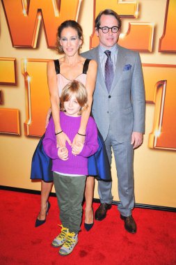 Sarah Jessica Parker, James Wilkie Broderick, Matthew Broderick kule Heist prömiyeri için gelenler, Ziegfeld Tiyatrosu, New York, NY Ekim 24, 2011. Fotoğraf: Gregorio T. Binuya/Everett Collection