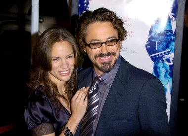 Susan Levin, Robert Downey Jr, öpücük Bang Bang Premiere için gelenler, Grauman ' 's Çin Tiyatrosu, Los Angeles, CA, Ekim 18, 2005. Fotoğraf: David Longendyke/Everett Collection