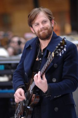Caleb Kings of Leon ile Nbc Today Show Konseri için sahnede Caleb Followill, Rockefeller Plaza, New York, Ny Kasım 24, 2010. Fotoğraf: William D. Bird / Everett Koleksiyonu