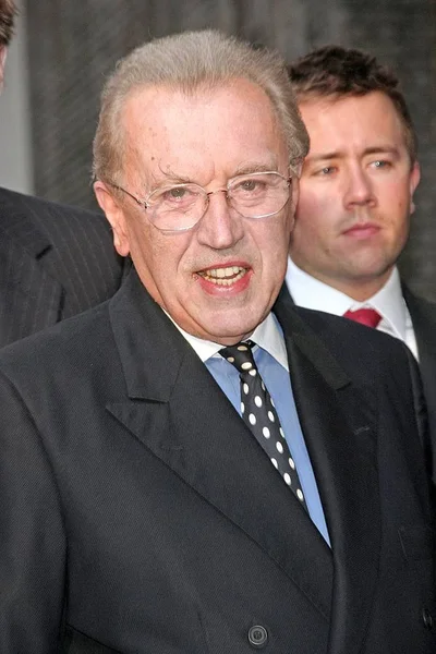 Sir David Frost Vid Ankomster För Frost Nixon Öppnings Kväll — Stockfoto