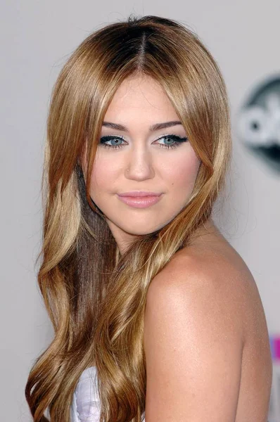 Miley Cyrus Arrivals 37Th Annual American Music Awards 2010 Ama — стоковое фото